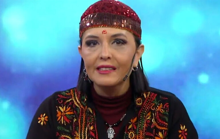 Jimena La Torre enseñó a hacer la consagración de las velas para la luna llena