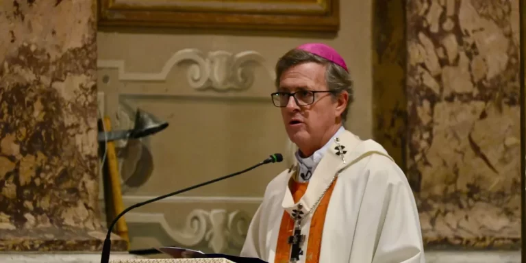 García Cuerva anunció que no irá al Vaticano a despedir al papa Francisco