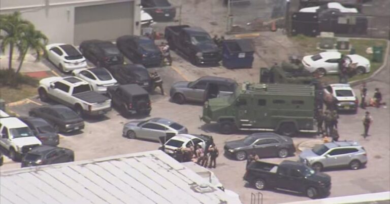 Tiroteo en una concesionaria de autos en Miami dejó a tres víctimas y provocó cierre de calles