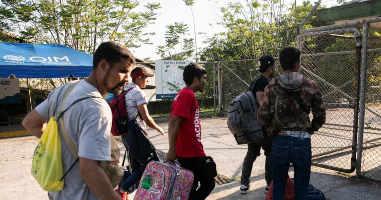 Costa Rica otorgó un estatus humanitario temporal a 85 migrantes deportados desde Estados Unidos