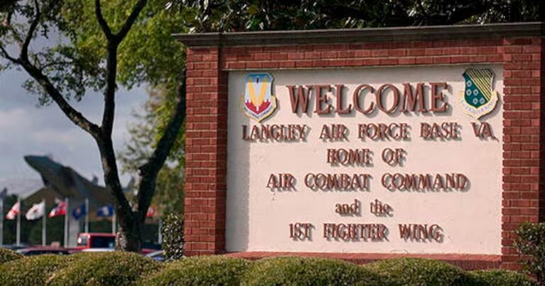 Avión se estrella al intentar aterrizar en una base aérea militar en Virginia