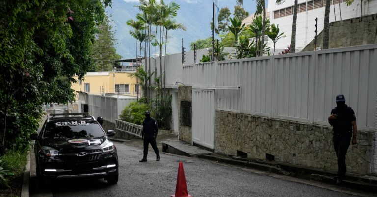 La oposición venezolana se sumó a la exigencia de salvoconductos para los asilados en la Embajada de Argentina en Caracas