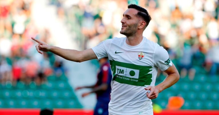 Fue abandonado al nacer y hoy es un futbolista de éxito: sus padres le piden ahora que pague una manutención