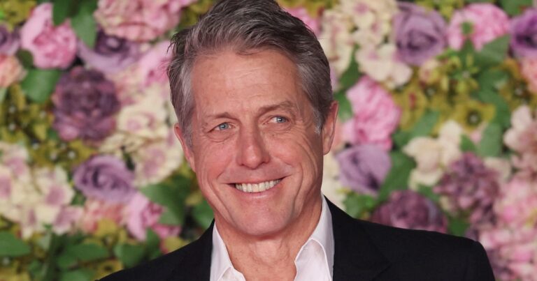 La nueva lucha de Hugh Grant: prohibir las pantallas en las escuelas