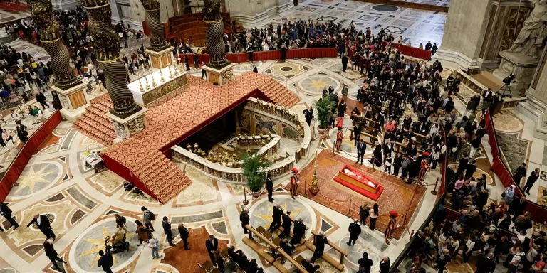 Casi 100.000 fieles ya despidieron al Papa Francisco