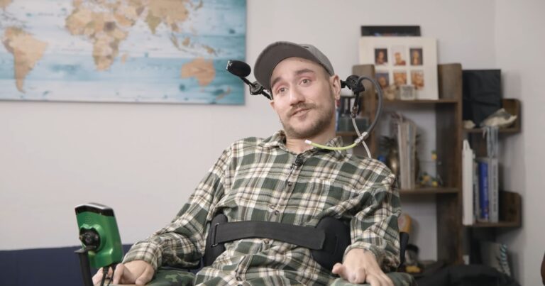 Cómo es la vida del primer hombre al que Elon Musk implantó un chip en su cerebro