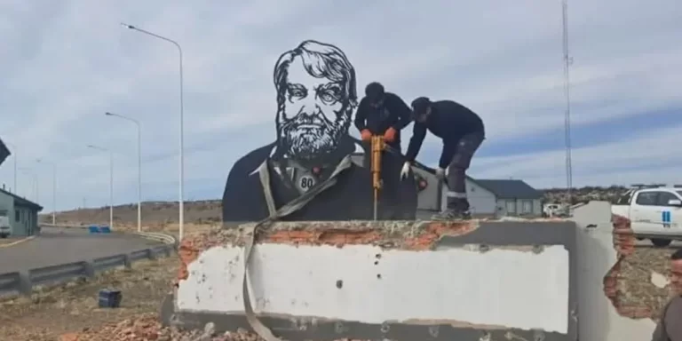 Despiden al jefe de Vialidad en Santa Cruz tras la demolición del monumento a Osvaldo Bayer