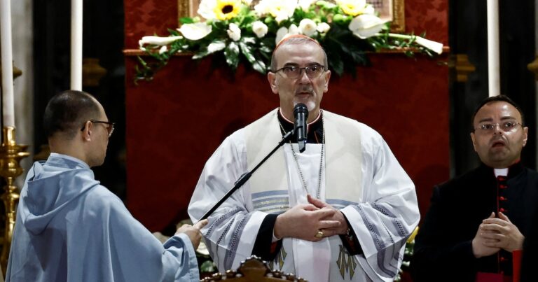 En el cuarto Rosario por el Papa en Santa María La Mayor, el cardenal Pizzaballa llamó a los fieles a “confiar en el Señor y en su palabra”