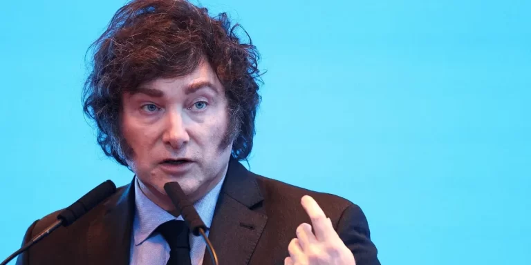 Milei apuntó contra el periodismo tras las criticas por no estar en la despedida del papa Francisco