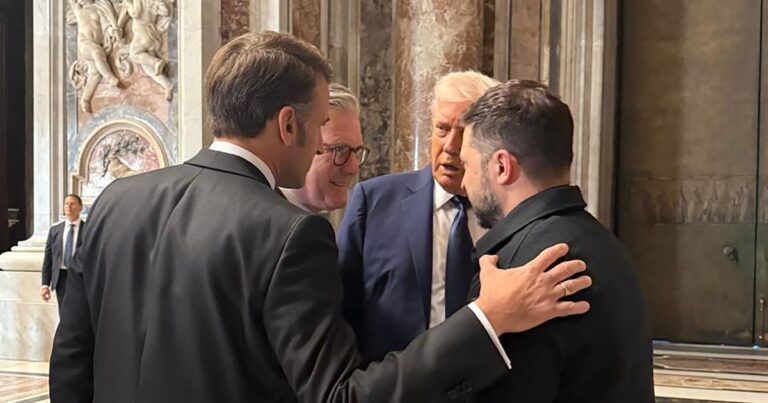 Tras su encuentro con Trump en el Vaticano, Zelensky también se reunió con Macron y Starmer para abordar la guerra en Ucrania