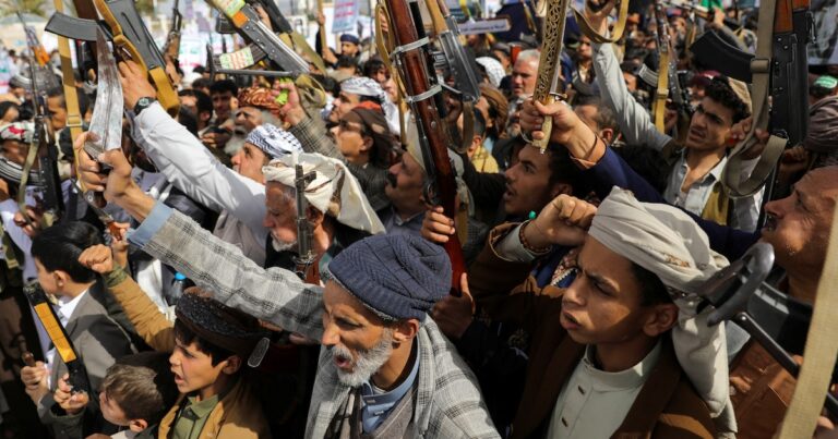 Los rebeldes hutíes de Yemen se adjudicaron un doble ataque contra Israel y buques de guerra de EEUU en el mar Rojo
