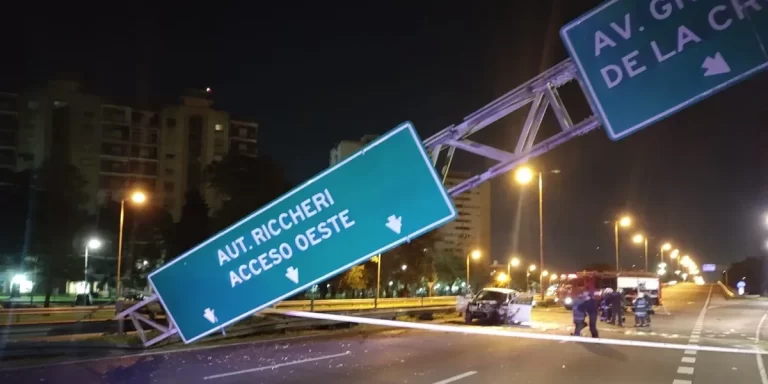 Fuerte choque en la General Paz: una camioneta impactó contra un cartel y lo derribó