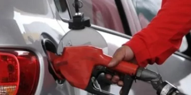 Desde este jueves | YPF baja un 4% el precio de sus combustibles