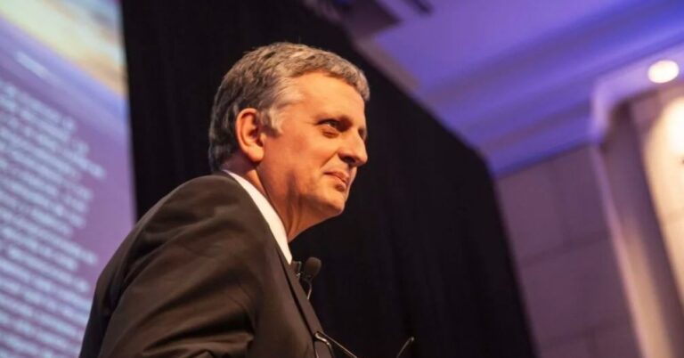 YPF anunció que bajará un 4 por ciento el precio de la nafta