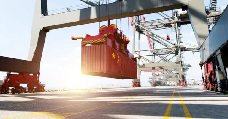 Crisis logística china: contenedores abandonados y desplome de envíos a EEUU