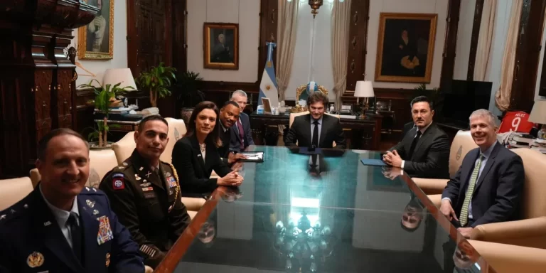 Milei recibió al jefe del Comando Sur de Estados Unidos en Casa Rosada
