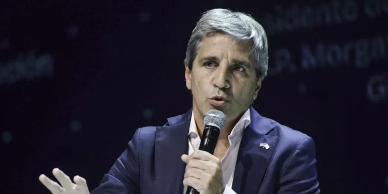 Luis Caputo destacó la baja de los combustibles