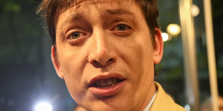 Adorni justificó la reacción de Caputo contra un fotoperiodista: “Quería ver si había salido bien en la foto”