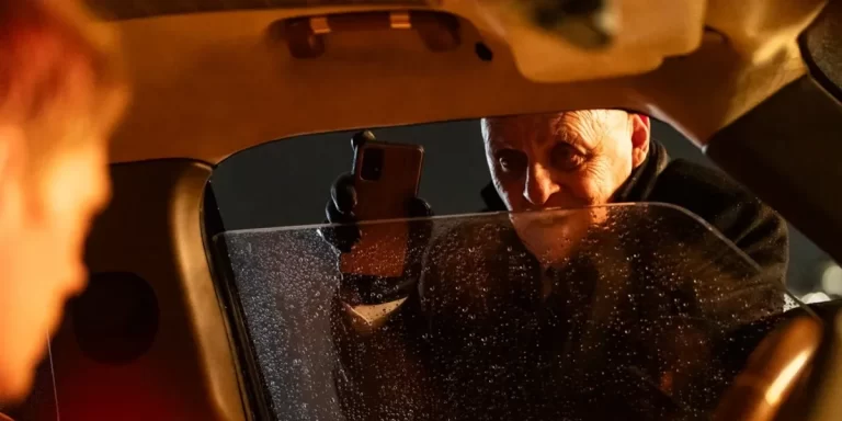 Llega “Encerrado”, la película protagonizada por Anthony Hopkins y Bill Skarsgård