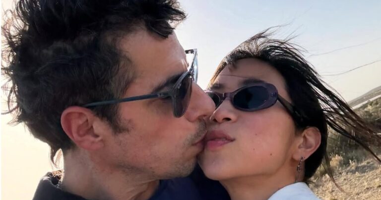 La apasionada e íntima foto de Esteban Lamothe y Débora Nishimoto en un ascensor que publicó el actor