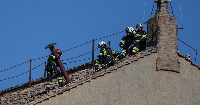 El Vaticano comenzó la instalación de la chimenea en la Capilla Sixtina que anunciará la elección del nuevo Papa