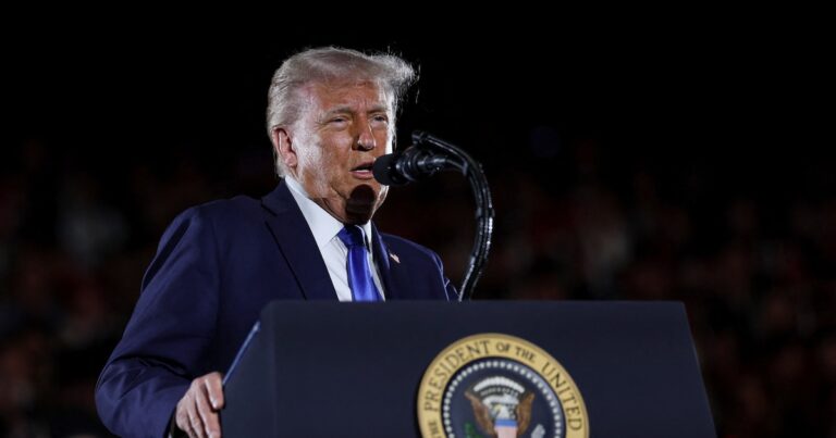Trump llamó a “romper el sistema” y desafiar el progresismo académico en su discurso en la Universidad de Alabama