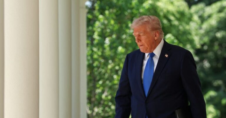 Trump amenazó con sanciones contra quienes compren petróleo iraní