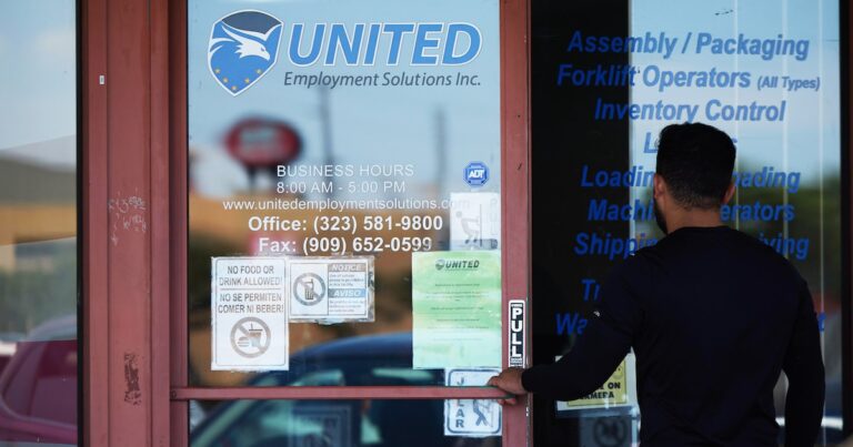 Las solicitudes semanales de subsidio de desempleo en Estados Unidos aumentaron más de lo previsto
