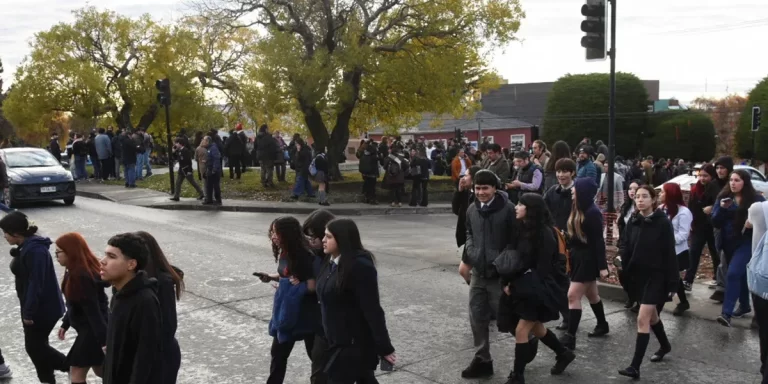 Sismo de 7,4 sacude la costa sur de Chile y hay amenaza de tsunami
