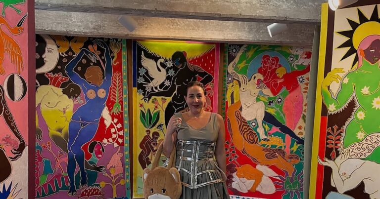 Amparo Viau, cuerpo, gesto y color con corazón de tiza