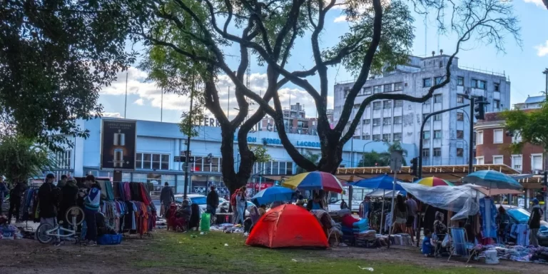 Jorge Macri realizó un megaoperativo de desalojo de los manteros en Parque Los Andes en el barrio de Chacarita