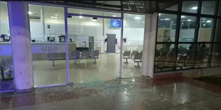 José C Paz: un hombre en moto baleó el frente de un hospital y escapó