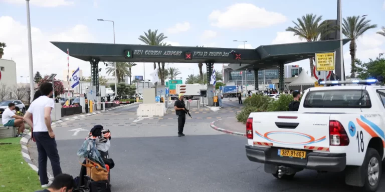 Israel confirmó que un misil lanzado desde Yemen impactó cerca del aeropuerto de Tel Aviv