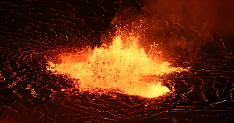 El volcán Kilauea en Hawái entra en erupción y emite inusuales patrones no registrados desde hace 40 años