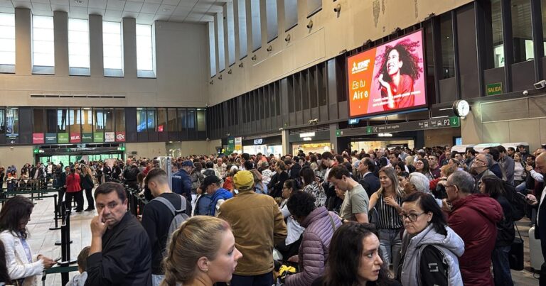 Caos ferroviario tras el robo de cable en la línea de AVE Madrid-Sevilla: miles de pasajeros se quedan tirados después del puente