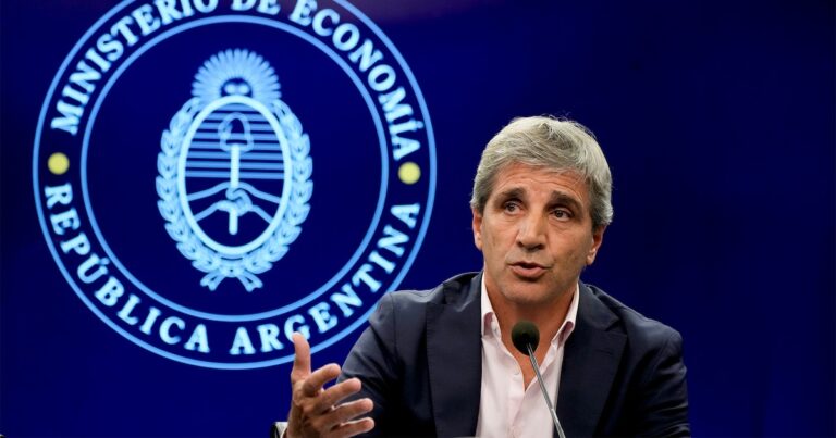 Caputo explicó como buscan facilitar la circulación de dólares en el colchón: “Que se usen sin dar explicaciones”