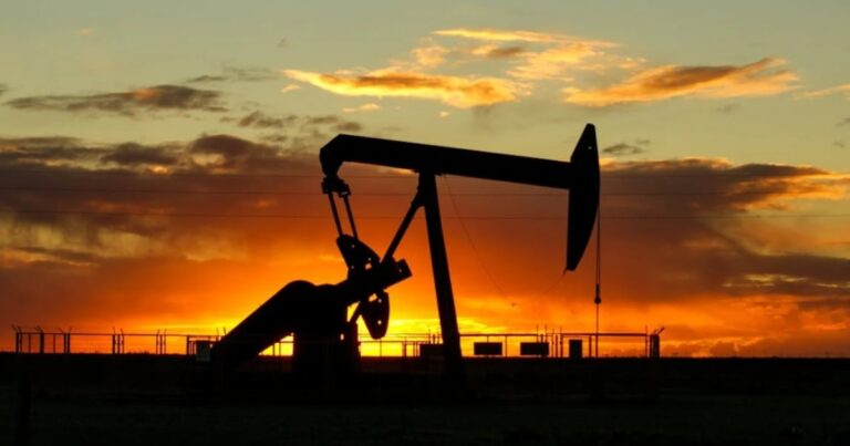 Cae el petróleo debajo de USD 60, el precio más bajo en cuatro años: qué impacto tiene en la Argentina