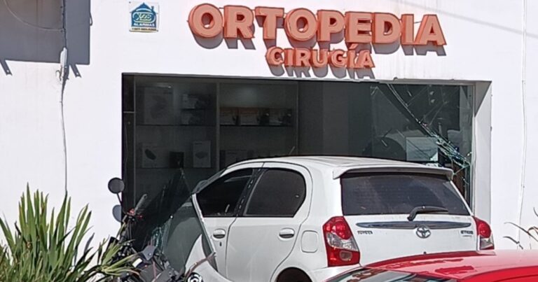 Confundió el freno con el acelerador y terminó incrustada en una ortopedia: impactante siniestro vial a metros del Shopping