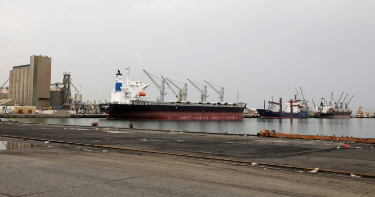 La Fuerza Aérea de Israel bombardea objetivos hutíes en el puerto yemení de Hodeidah
