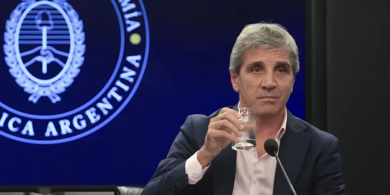 Luis Caputo calificó como “basuras humanas” a los periodistas que difamaron a su familia