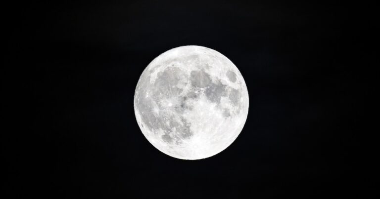 Qué es una microluna, el fenómeno astronómico que será visible durante la próxima Luna llena