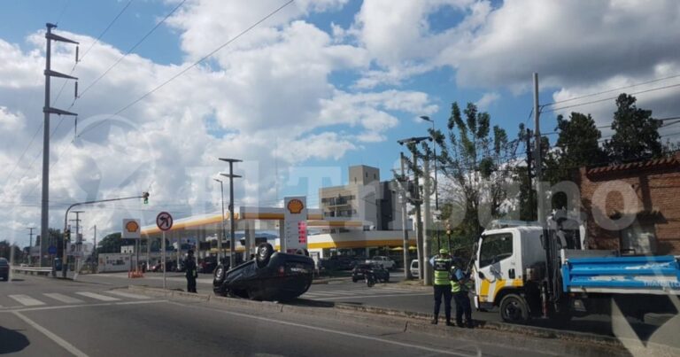 Choque en la avenida Bolivia: una camioneta volcó frente al Salta Polo Club