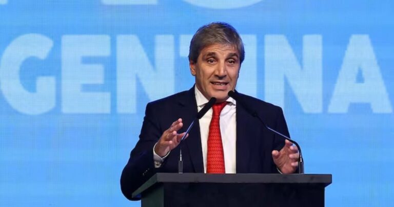El gobierno trabaja en un IVA compartido con las provincias, según indicó Caputo