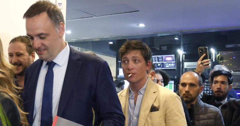 El relato del fin de la publicidad oficial choca con los spots de Adorni en TV abierta