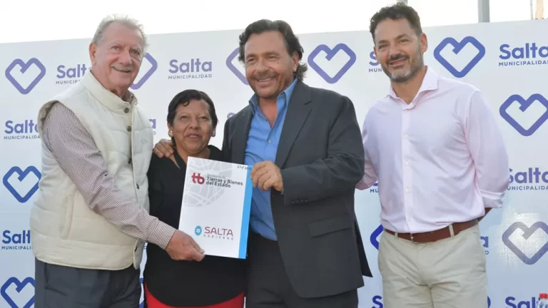 Luego de décadas de espera, Sáenz entregó a 270 familias de Capital las escrituras de sus terrenos