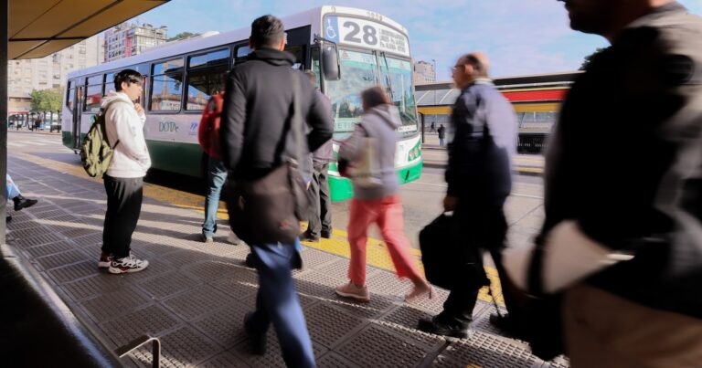 Paro de colectivos: qué líneas circularán este martes