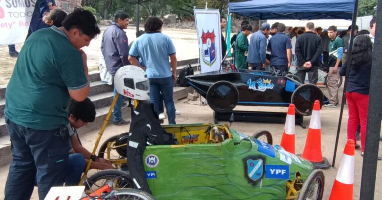 Estudiantes salteños presentaron sus autos eléctricos