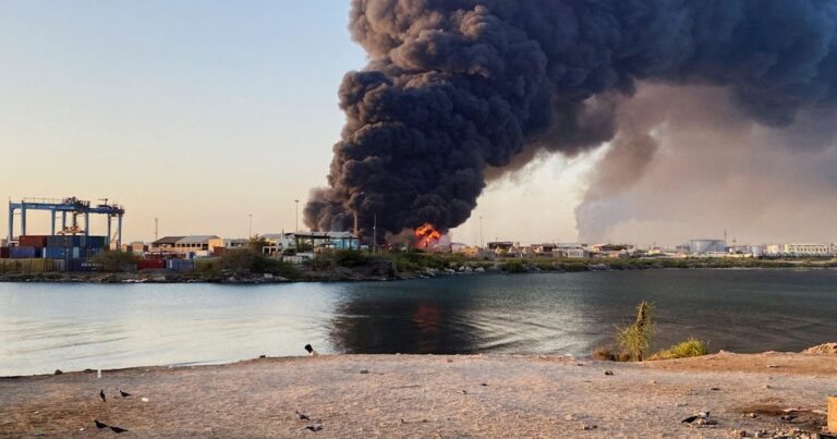Un ataque con drones desató una ola de explosiones en Puerto Sudán y obligó el cierre del principal aeropuerto del país