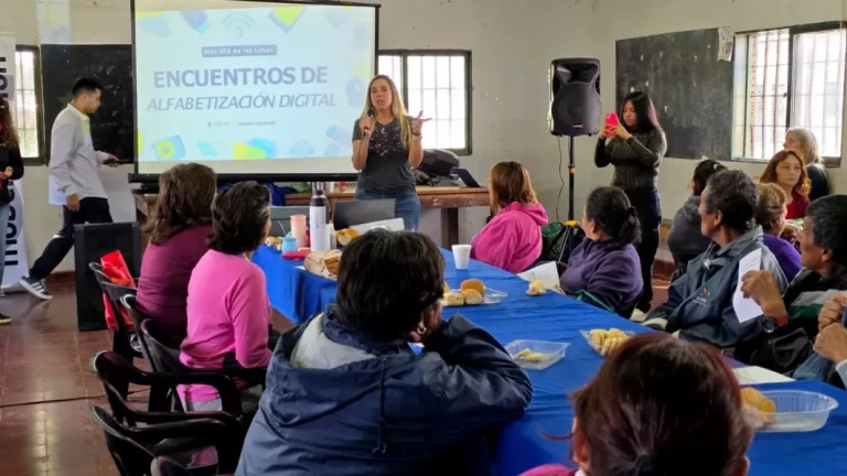 Adultos mayores recibirán ayuda en el uso de dispositivos tecnológicos en el barrio 20 de Febrero