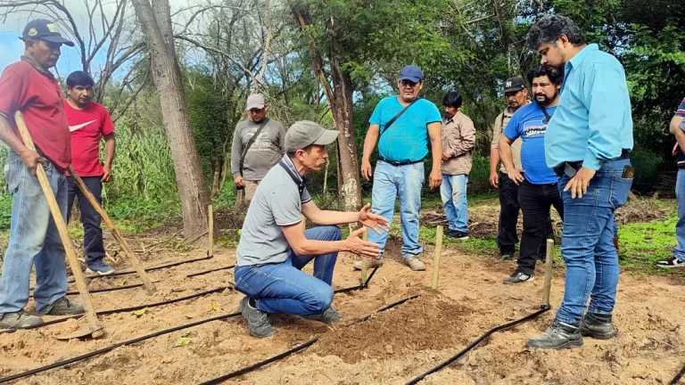 Capacitaron sobre prácticas de riego en huertas de comunidades originarias